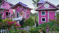 Di sini ada Rumah Hobbit, Rumah Barbie, Taman Bunga, dan juga cafe. Pengunjung diberi kebebasan untuk berfoto-foto sepuas mungkin, asal menjaga kebersiha ndan tidak merusak tanaman. (Syanti/detikTravel)