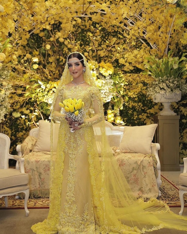 Bennu Sorumba juga merias Tasya Farasya saat pernikahannya pada 2018. Tangan Bennu berhasil membuat penampilan Tasya paripurna saat hari bahagia. Bennu mengaplikasikan makeup dengan ciri khasnya yang bold dan flawless. Foto: Instagram.