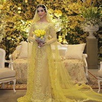 Bennu Sorumba juga merias Tasya Farasya saat pernikahannya pada 2018. Tangan Bennu berhasil membuat penampilan Tasya paripurna saat hari bahagia. Bennu mengaplikasikan makeup dengan ciri khasnya yang bold dan flawless. Foto: Instagram.
