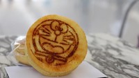 Pancake dengan isian pasta kacang merah dan cream ini dibuat dengan bentuk wajah Doraemon. Lucu ya? Foto: Istimewa