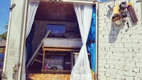 Truk seharga AUS$ 13 ribu (Rp 139 juta) ini disulap menjadi rumah mobil yang berfungsi penuh, lengkap dengan toilet, shower, serta dapur kecil. Junge yang sebelumnya bekerja sebagai manajer ritel, kini memilih pekerjaan serabutan, mulai dari bartender hingga pemetik buah. Foto: Instagram/@brisbanegirlinavan