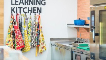 Karyawan juga diberikan fasilitas untuk belajar masak  memasak karena bakal diajarin langsung oleh chef handal. (Foto: Emily Hagopian/Business Insider)