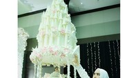 Nah ini wedding cakenya siapa? Hati-hati kuenya mau dimakan sama Ria Ricis nih. Foto: instagram @riaricis1795
