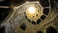 Bangunannya dibuat seperti sumur yang memanjang ke bawah. Menara sumur ini ternyata tidak satu tapi ada 2 dan disebut sumur kembar. (Thinkstock)