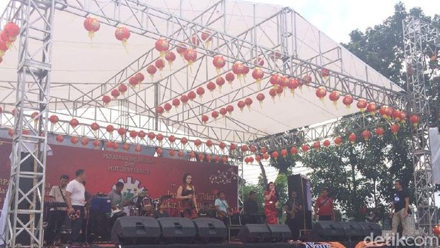 Acara dangdutan di Pasar Induk Beras Cipinang
