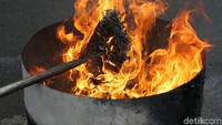 Barang bukti itu dimusnahkan dengan cara dibakar.
