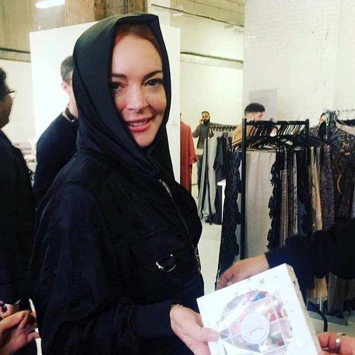 Lindsay Lohan hijab di London Modest Fashion Week Lindsay Lohan hijab di London Modest Fashion Week