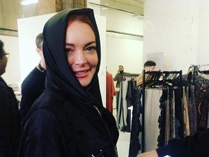 Lindsay Lohan Pakai Kerudung Buatan Desainer Indonesia