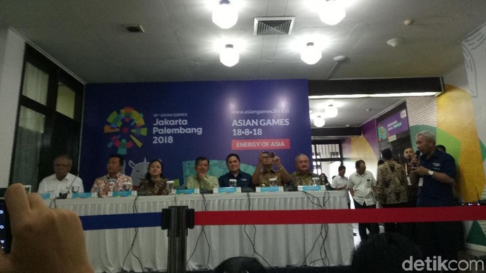 Saat Anies Curi Kesempatan Memotret Wartawan di Sesi Wawancara