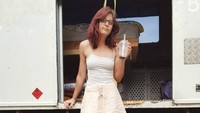 Saat ini belum banyak objek di dalam truk itu -- hanya ada tempat tidur ganda, beberapa jendela, dan kulkas kecil. Junge memiliki toilet dan pancuran yang terpasang. Namun dia juga memanfaatkan keanggotaan di sebuah gym besar untuk menggunakan fasilitas kamar mandi di manapun dia berada. Foto: Instagram/@brisbanegirlinavan