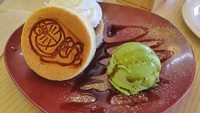 Pancake khas Jepang yang fluffy disematkan gambar Doraemon yang sedang bersantai. Makin enak disiram sirup maple dan dipadu dengan whipped cream hingga es krim matcha. Foto: Istimewa