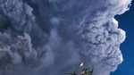 Penampakan Erupsi 5 Km Gunung Sinabung