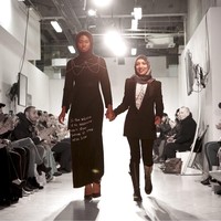 Jenahara memamerkan koleksinya yang edgy dan bold di London Modest Fashion Week 2018. Ia membawa tema The Writers Song yang terinspirasi dari musisi favoritnya Patty Smith. Salah satu hijab yang ia bawa, dikenakan oleh Lindsay Lohan yang hadir di acara itu. (Foto: Instagram/Hijup)