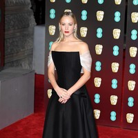 Walau begitu, pesona aktris 27 tahun sulit terbantahkan. Ia memikat dalam balutan gaun strapless hitam Dior dari koleksi Spring 2018. (Foto: Jeff Spicer/Getty Images)