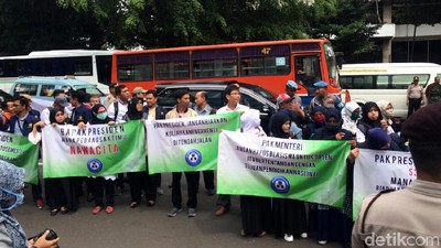 Calon Doktor Demo Sri Mulyani Tuntut Beasiswa