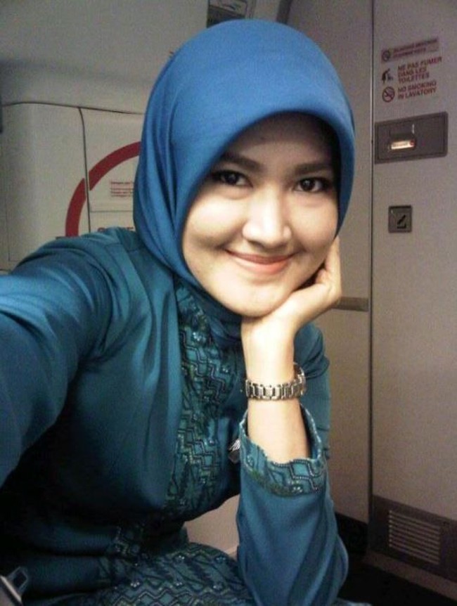 Saat bekerja sebagai pramugari, Lisya Nurrahmi memilih hijab segiempat dengan ciput pet untuk tampilannya. Tampilan yang praktis ini bisa membuatnya lebih leluasa bergerak saat bekerja. Foto: Instagram
