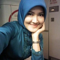 Saat bekerja sebagai pramugari, Lisya Nurrahmi memilih hijab segiempat dengan ciput pet untuk tampilannya. Tampilan yang praktis ini bisa membuatnya lebih leluasa bergerak saat bekerja. Foto: Instagram