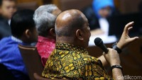Mantan Ketua Badan Anggaran (Banggar) DPR Melchias Marcus Mekeng berdebat dengan mantan anggota DPR Muhammad Nazaruddin dalam persidangan perkara korupsi proyek e-KTP. Keduanya berselisih keterangan tentang anggaran proyek tersebut.