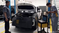 Bengkel resmi ini dikembangkan dengan fasilitas 9 stall (3 stall untuk car lift, 1 stall untuk perbaikan berat, 5 stall untuk perbaikan), dan didukung para teknisi terlatih.