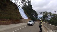 Jalur Puncak kembali dibuka pasca longsor