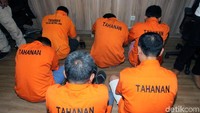 Para tersangka menutupi wajahnya saat diperlihatkan ke publik.