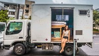 Chrissie Junge telah mengubah gagasan kepemilikan rumah di dalam pikirannya. Dia memilih tinggal di bak belakang truk Mazda T600 tahun 2000 miliknya yang bisa parkir di mana saja di Brisbane, Queensland. Foto: Instagram/@brisbanegirlinavan