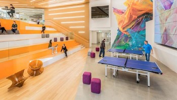 Salah satu ruangan favorit ruangan karyawan Adobe yang memiliki ratusan bangku serta ada juga meja ping pong. (Foto: Emily Hagopian/Business Insider)