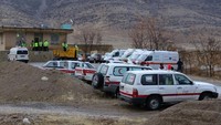 Juru bicara maskapai Iran Aseman Airlines menyebut pesawat nahas itu membawa 60 penumpang dan enam awak. Namun belakangan pihak maskapai menyebut ada 65 orang di dalam pesawat, karena satu penumpang tidak ikut naik. Paramedis dan ambulans dikerahkan ke kota Semirom usai kabar jatuhnya pesawat ini. Foto: REUTERS/Tasnim News Agency