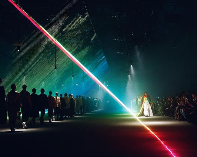 Cara Delevingne menunjukkan batang hidungnya di catwalk fashion show Burberry yang berlangsung dalam rangkaian London Fashion Week, Inggris, Sabtu (17/2/2018).  (Foto: REUTERS/Paul Hackett)