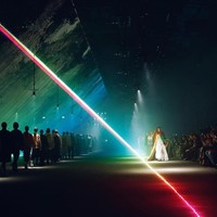 Cara Delevingne menunjukkan batang hidungnya di catwalk fashion show Burberry yang berlangsung dalam rangkaian London Fashion Week, Inggris, Sabtu (17/2/2018).  (Foto: REUTERS/Paul Hackett)