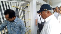 Menteri Basuki datang bersama Direktur Utama Pusat Pengelola Kompleks Gelora Bung Karno (PPK GBK) Winarto.