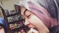 Sayang dengan lipstiknya, Ria Ricis makan nasi dan ayam goreng tanpa menyentuh bibir. Ia malahapnya sekaligus dengan mulut yang dibuka lebar maksimal. Duh hati-hati tersedak. Foto: instagram @riaricis1795
