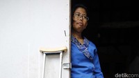 Dengan bantuan kaki palsu, para penyandang disabilitas sudah bisa mulai beraktifitas lagi seperti biasa. Seperti Ibu Kholifah (48th) pekerja buruh pabrik menderita kusta sejak remaja usia 17 tahun. Kini ia bersyukur bisa beraktifitas dan dipekerjakan kembali di pabrik. 