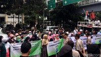 Pihak kepolisian mengamankan pintu gerbang Kemenkeu dengan berjajar membuat pagar betis. Mahasiswa calon doktor ini membawa sejumlah spanduk yang berisi tuntutan soal beasiswa.
