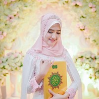 Lisya Nurrahmi memilih gaun putih bertabur payet merah muda dengan aksen cape dari bahan sifon. Ia pun menggunakan make up natural karya By Shantie. Foto: instagram.com/xhdrx