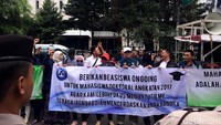 Perwakilan mahasiswa dari Universitas Negeri Malang dalam orasinya menjelaskan saat ini biaya sumbangan pembinaan pendidikan (SPP) program doktoral sangat mahal yakni sekitar Rp 10 juta per semester. Mahasiswa program doktor ini juga menuntut beasiswa on going untuk dikembalikan. Beasiswa on going adalah bantuan biaya pendidikan yang diberikan oleh pemerintah untuk mahasiswa yang sedang menjalani perkuliahan.