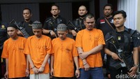 Para tersangka dihadirkan dengan tangan diborgol.