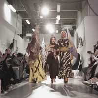 Desainer cantik ini memamerkan koleksinya di London Modest Fashion Week pada Sabtu (17/02/2018) yang juga dihadiri Lindsay Lohan. Koleksi yang ia bawa bertajuk Allurealist yang merupakan bagian dari koleksi Proufound bersama empat desainer lainnya (Foto: Instagram/Hijup)