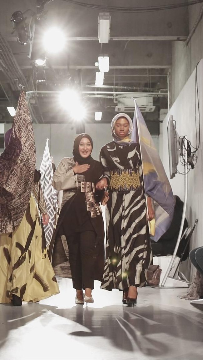 Desainer cantik ini memamerkan koleksinya di London Modest Fashion Week pada Sabtu (17/02/2018) yang juga dihadiri Lindsay Lohan. Koleksi yang ia bawa bertajuk Allurealist yang merupakan bagian dari koleksi Proufound bersama empat desainer lainnya (Foto: Instagram/Hijup)