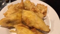 Wah, Ketua Umum Partai Kebangkitan Bangsa ini rupanya doyan pisang goreng. Jangan lupakan pisang habis makan, pisang menguatkan memori otak.. bener nggak ya?, tanya Cak Imin. Foto: Instagram cakiminow