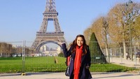 Beberapa waktu lalu, Nadie memang liburan keliling ke beberapa negara di Eropa. Berfoto di depan Menara Eiffel adalah suatu kewajiban. (Instagram/Nadie Tanadie)