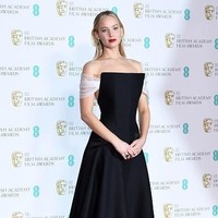 Sebagai brand ambassador, Jennifer Lawrence tentu mengenakan gaun keluaran Dior di ajang penghargaan perfilman Inggris tersebut. Ia pun tampak elegan dengan balutan busana custom itu. Foto: Getty Images