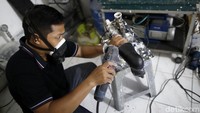 Mereka diberikan kaki palsu secara cuma-cuma. Pembuatan kaki palsu yang diberikan juga sudah bersertifikasi internasional dari ISPO (International Society of Prosthetics and Orthotics).