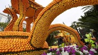 Pengunjung akan disambut dengan parade beragam patung raksasa yang terbuat dari jeruk dan lemon, tari-tarian, musik, juga parade warna terkenal di India, Holy Festival. (Jean Pierre Amet/Reuters)