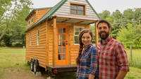 Inilah rumah milik pasangan traveler Christian Parsons (42) dan juga Alexis Stephens (33). Rumah berjalan ini disebut-sebut sebagai The Most Travelled Tiny House in the World. (Tiny House Expedition)