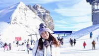 Nadie juga menikmati dinginnya Pegunungan Titlis di Swiss. Imut ya? (Instagram/Nadie Tanadie)