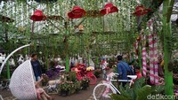 Di sini pengunjung bisa melihat ratusan bunga beragam jenis yang disusun secantik mungkin. (Syanti/detikTravel)