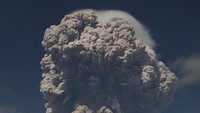 Petugas Pos Pengamat Gunung Sinabung lainnya, Armen, menjelaskan erupsi dengan tinggi kolom abu mencapai 5 kilometer ini merupakan yang terbesar sepanjang 2018. (Foto: ANTARA FOTO/Maz Yons)