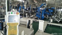 Untuk menjaga presisi, di beberapa titik produksi hanya menggunakan robot. Foto Rully Kurniawan.
