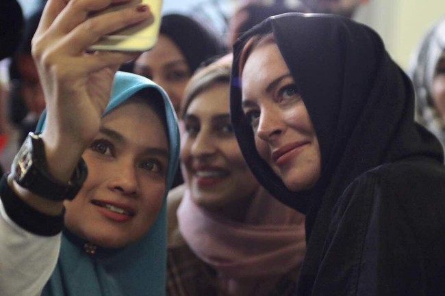 Lindsay Lohan tampil berhijab saat hadiri London Modest Fashion Week 2018. Ia menjadi bintang tamu di pembukaan acara tersebut. Acara ini dihadiri oleh para desainer seluruh dunia yang berkonsentrasi memproduksi busana tertutup hingga hijab. Foto: Instagram
